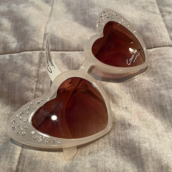 New w/tag SAM EDELMAN Heart Sunglasses w/case - Picture 1 of 7